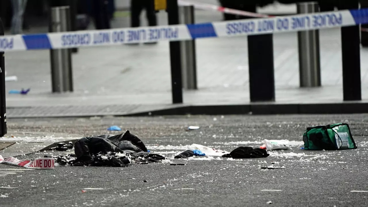 Three people stabbed near Liverpool Street Station in central London ...