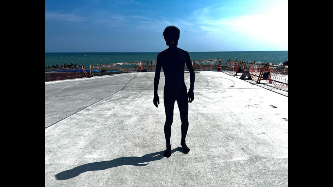 Japanese YouTuber becomes 'world’s blackest man' with the blackest commercially-available paint - See Pictures