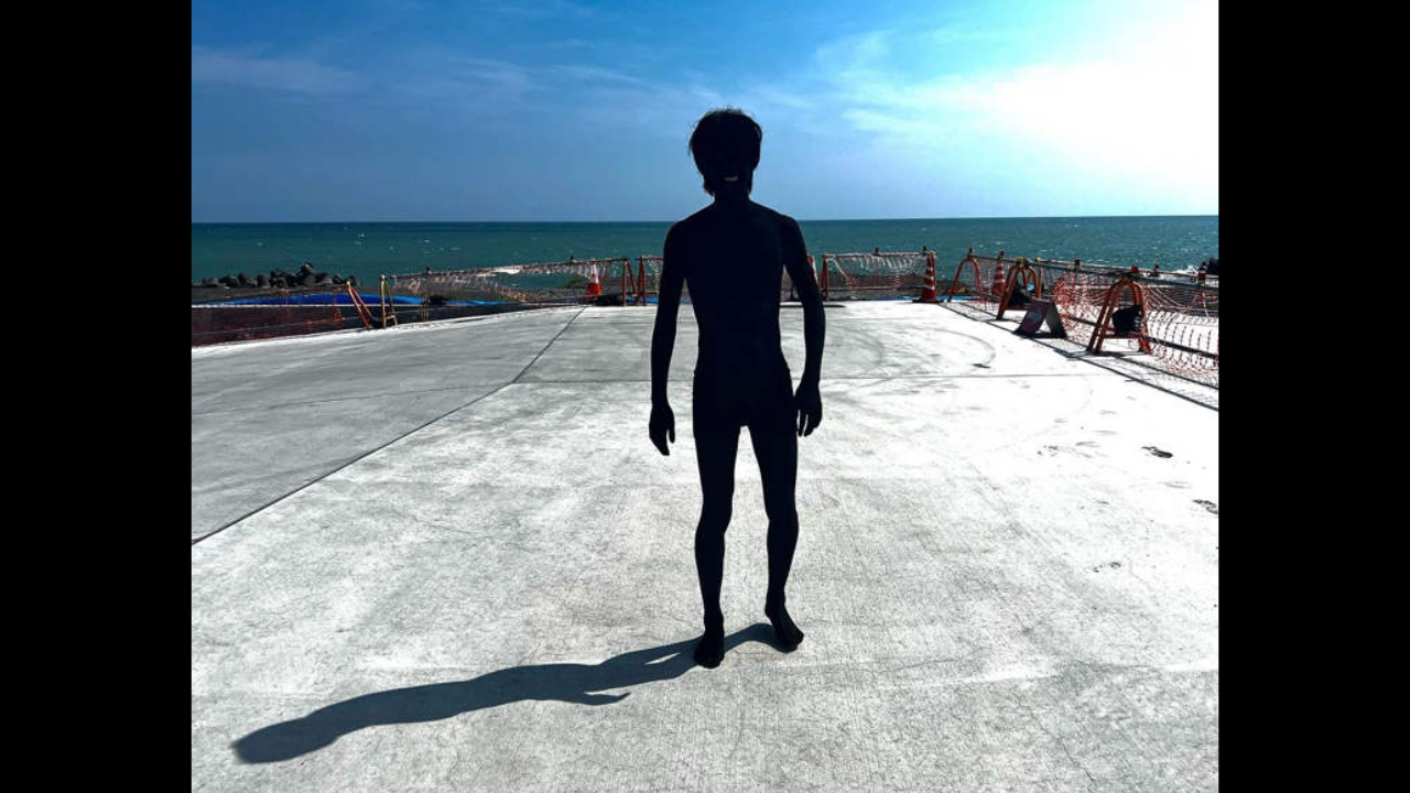 Is it a silhouette? Man paints himself with the blackest commercially