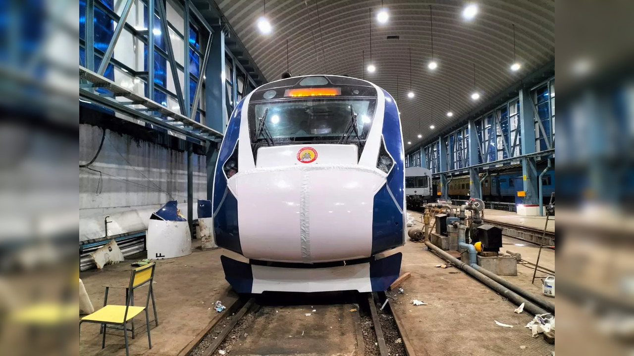 Mumbai Central-Gandhinagar Vande Bharat Express train.