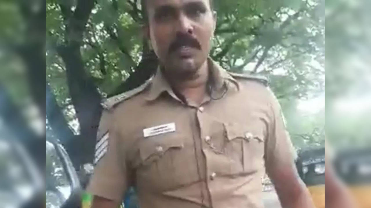 Aggressive police officer hurls abuses at commuter advising him to wear a helmet | Screengrab from video by Raghu VP/Twitter