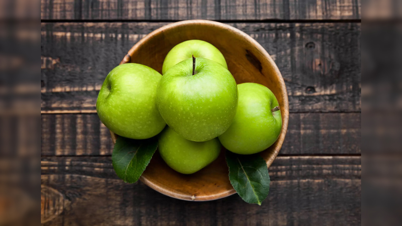 The antioxidant and polyphenols levels in red apples is more than those in green apples – but the fact remains that green apples are no less healthy. Read on to know its many health benefits.