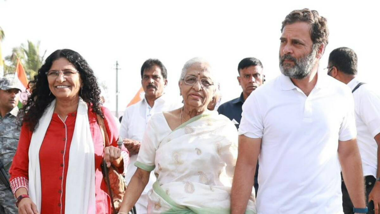 Gauri Lankesh's sister and mother with Rahul Gandhi