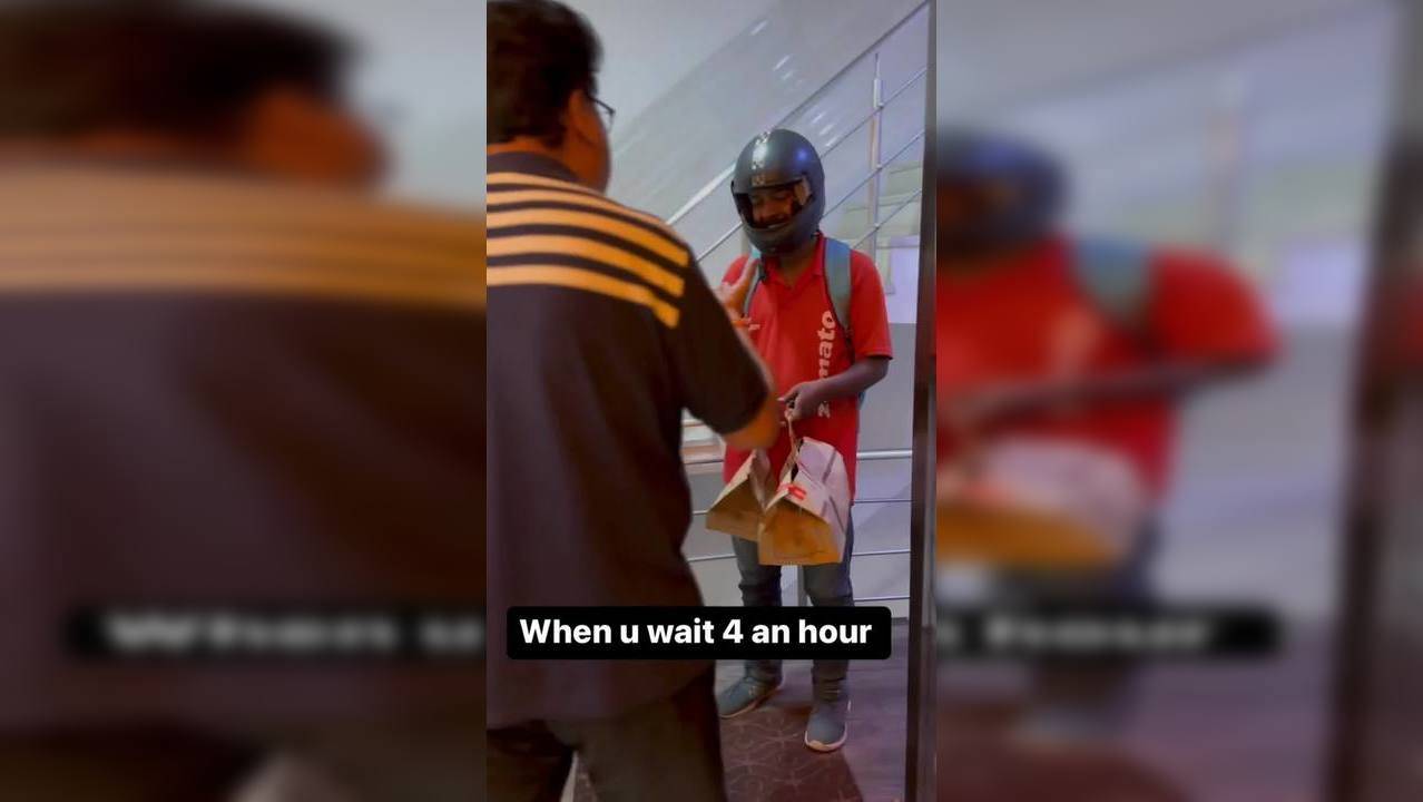 aaiye-aapka-intezar-tha-delhi-man-welcomes-zomato-delivery-guy-with