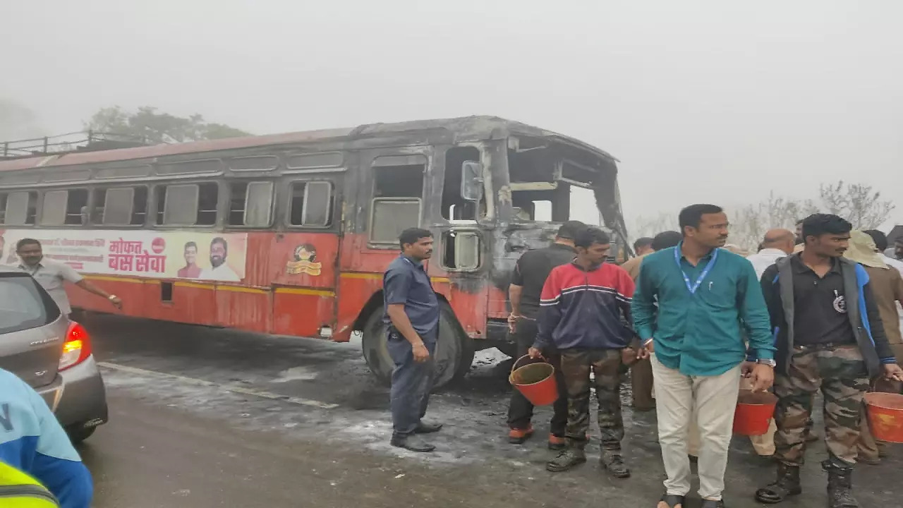 Maharashtra: Narrow escape for 33 passengers after bus catches fire in ...