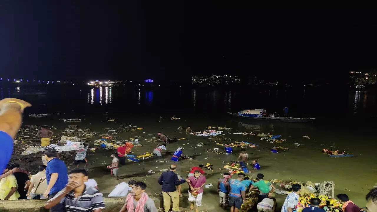 Lower water level of Ganga makes idol immersion difficult in Kolkata