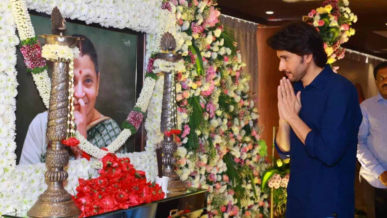 Superstar Mahesh Babu pays last respect to his mother Indira Devi on 11th  day of demise; pics go viral | Entertainment News - Times Now