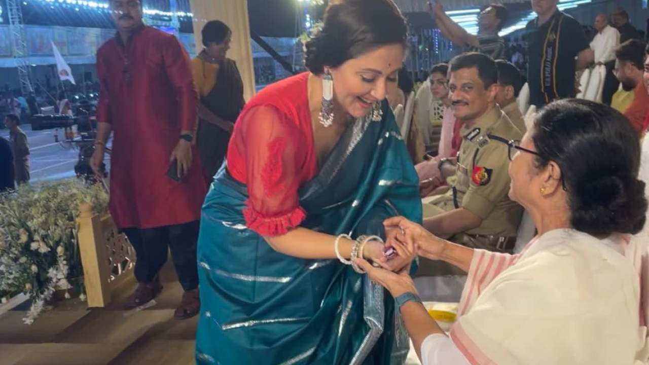 Swastika Mukherjee meets Bengal CM Mamata Banerjee at Durga Puja Carnival 2022