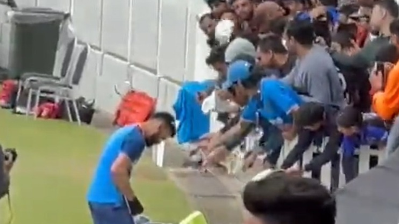 Virat Kohli autograph