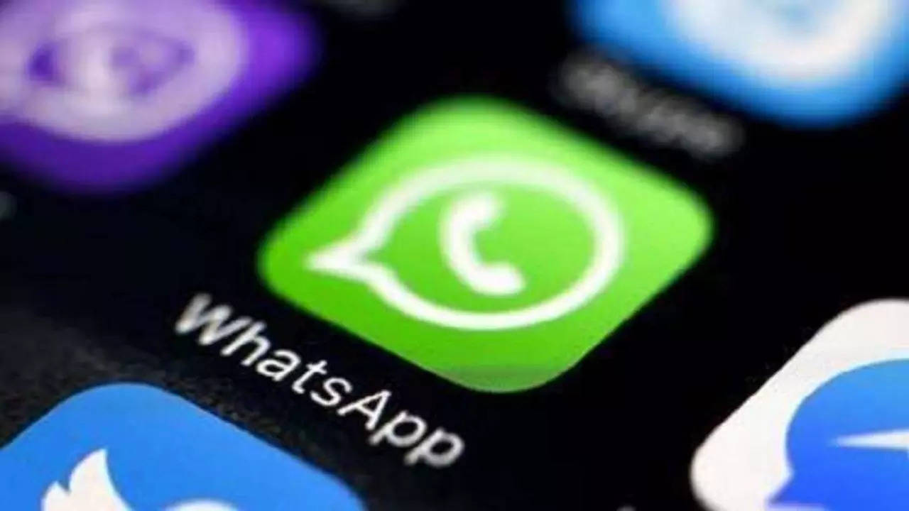 WhatsApp allows some beta testers to add up to 1,024 users to groups.