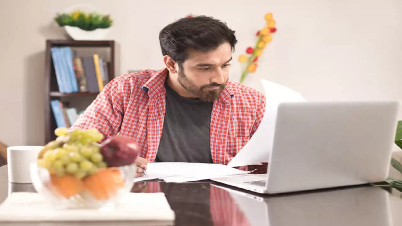 istockphoto-man using laptop