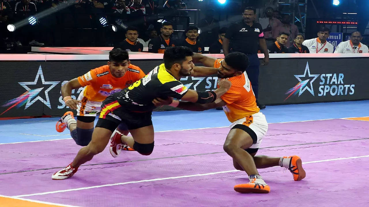 Bengaluru Bulls in action against Puneri Paltan (1)