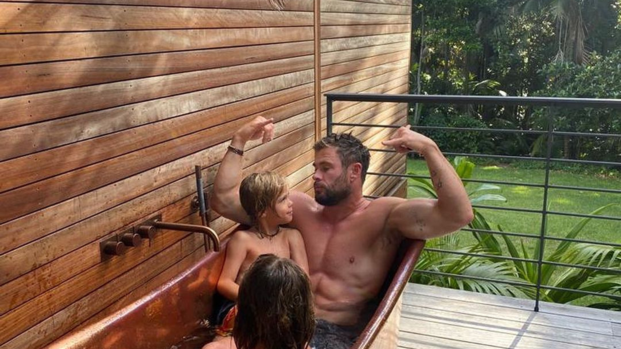 Marvel's Thor Chris Heмsworth flaυnts his biceps as he takes a bath with his  boys - PHOTOS