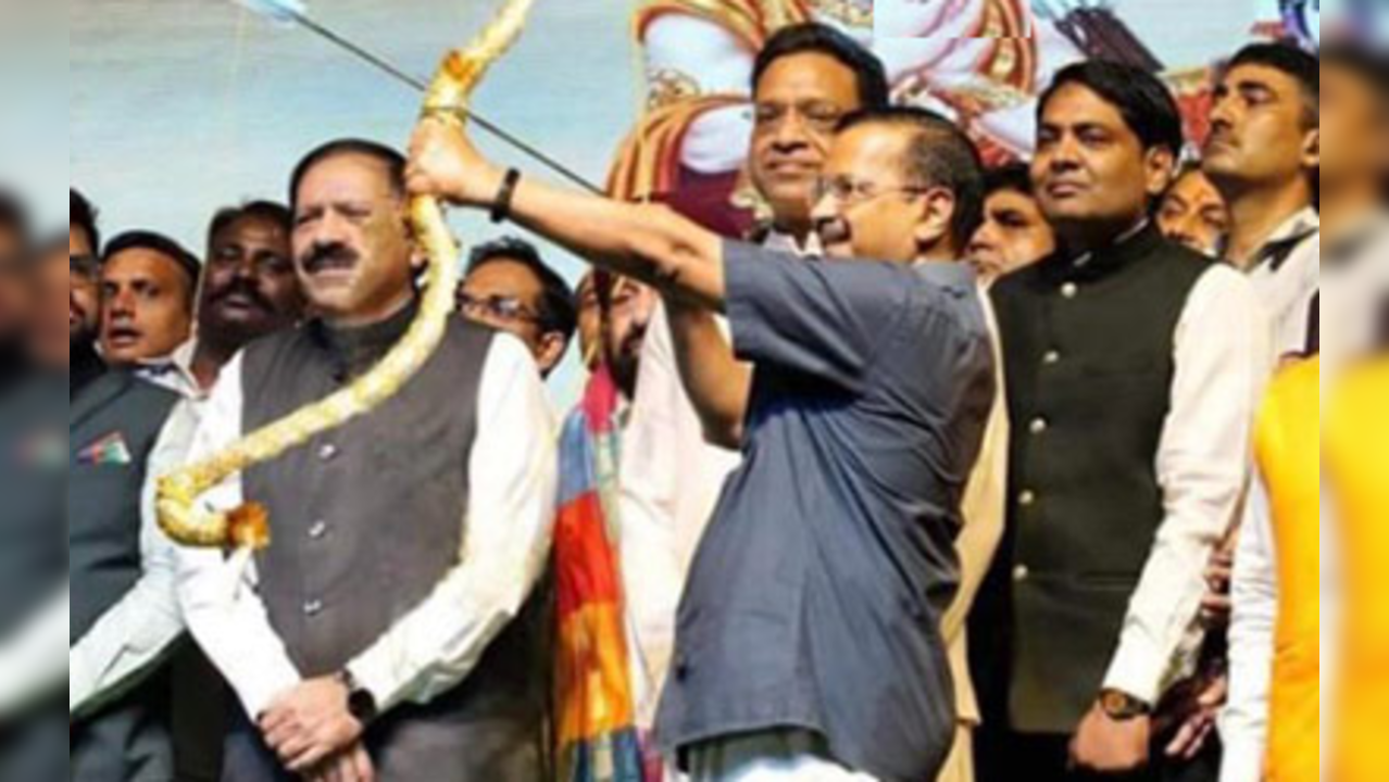 Delhi CM Arvind Kejriwal's fake photo with a bow and arrow inside out