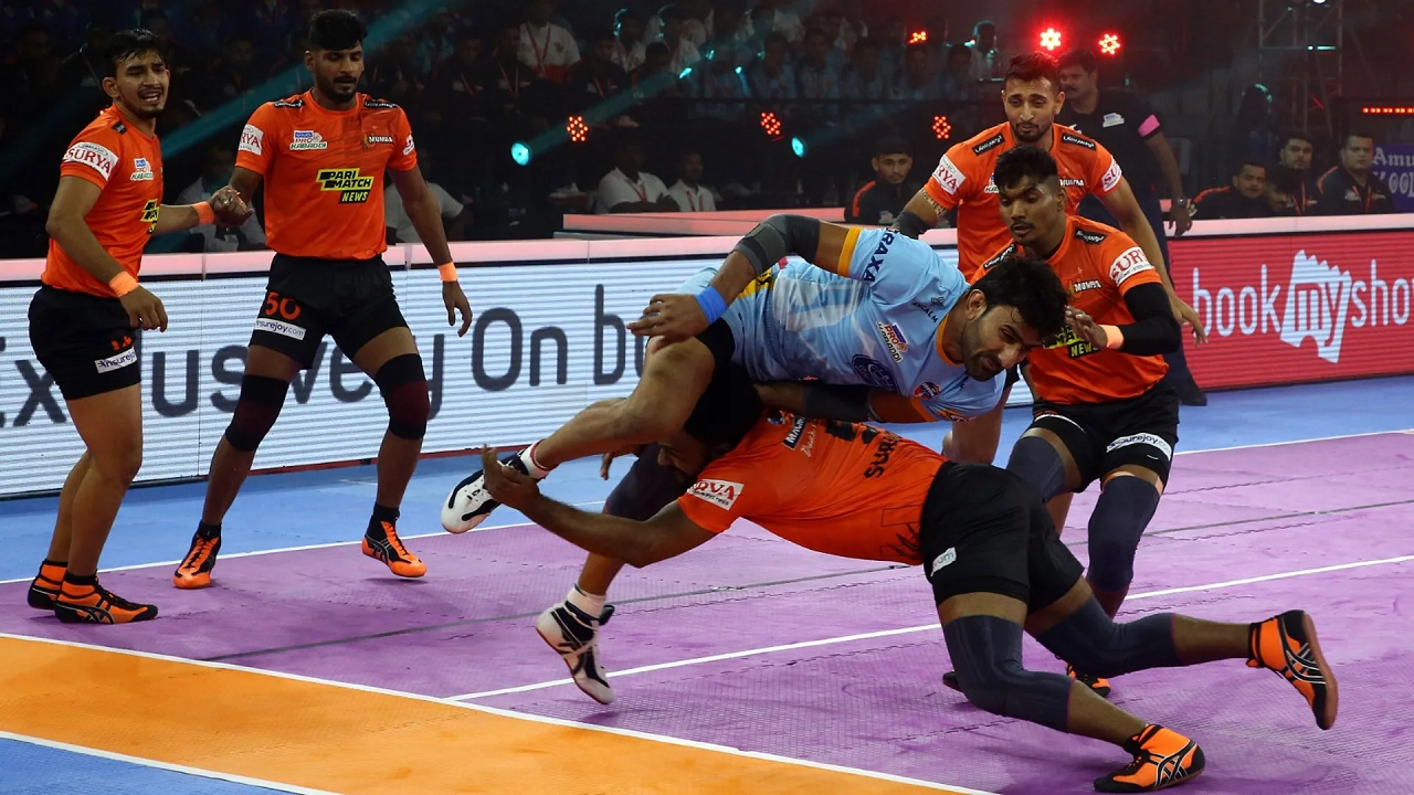 Pro Kabaddi Live Score: Gujarat Fortune Giants vs. Jaipur Pink Panthers, Panthers lead by one point at half time, Live Commentary and Match Updates