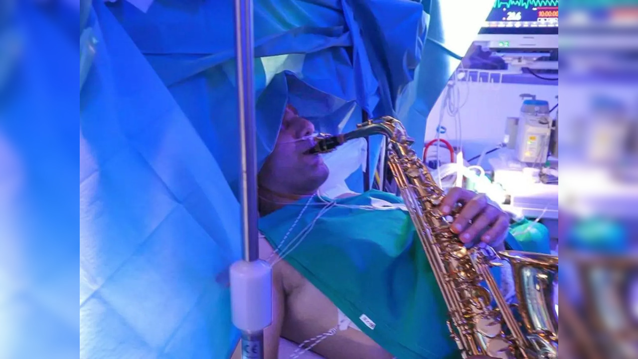 A patient in Italy  plays saxophone while undergoing surgery to remove a brain tumour | Picture courtesy of Paideia International Hospital