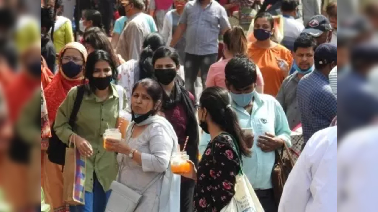 New Delhi : People not wearing masks at Lajpat Nagar market. According to new guidelines by Delhi Government, masks are mandatory after the rise in Covid cases, in New Delhi on Saturday, April 23, 2022. (Photo: Anupam Gautam/ IANS)