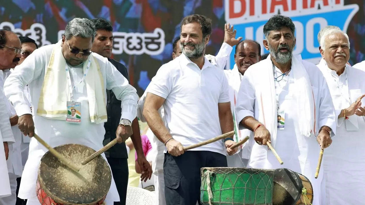 ​​Congress leaders Rahul Gandhi with CLP leader Siddaramaiah, KPCC President DK Shivakumar beat drums during 'Bharat Jodo Yatra' in Chamarajanagar​