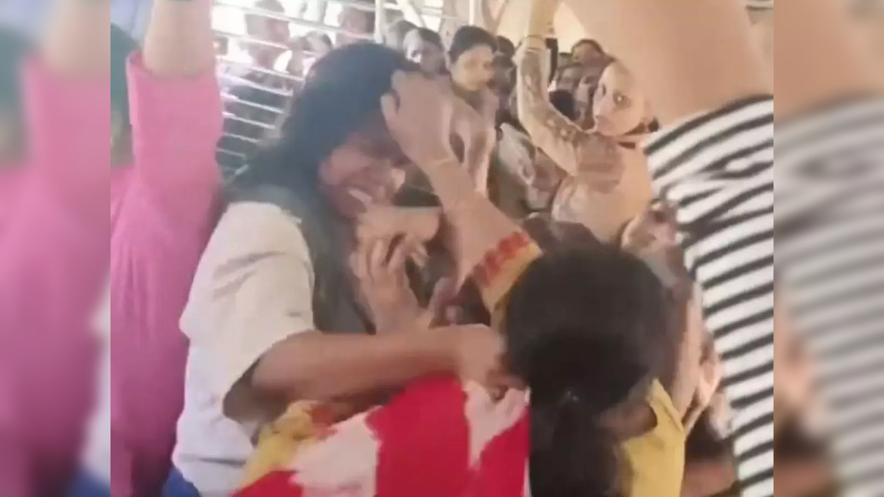 Women fight, pull hair on local train | Screenshot from video by Roads of Mumbai/Twitter