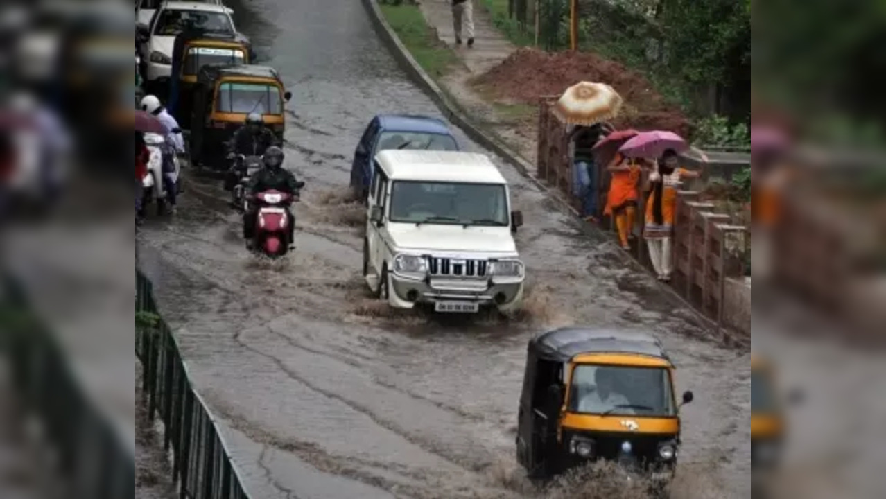 Bhubaneswar: Vehicles struggle through water logged roads in Bhubaneswar, on May 20, 2016. According to India Meteorological Department (IMD) a cyclonic storm 'Roanu' has formed over the Bay of Bengal that is causing the rains. (Photo : Arabinda Mahapatra/IANS)