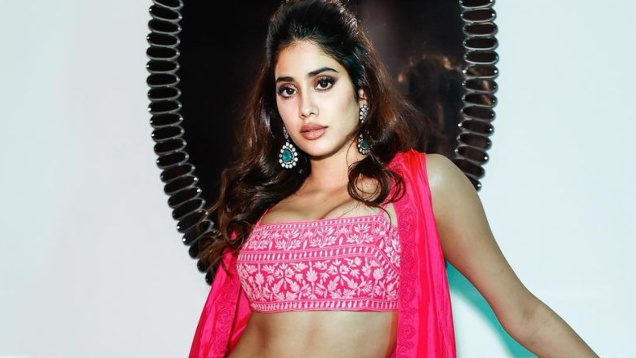 Janhvi Kapoor flaunts toned abs in dark pink lehenga with plunging neckline for Mili promotions