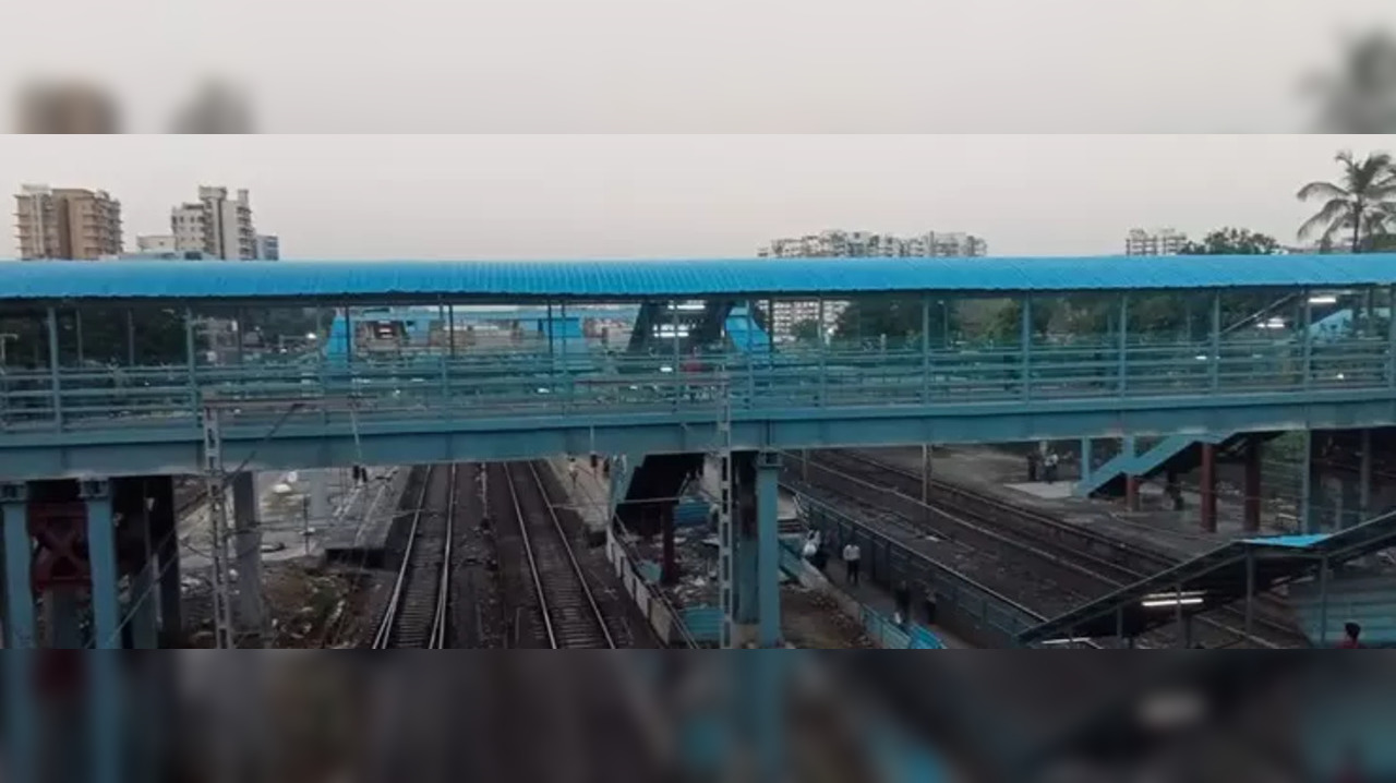 Mumbai Khar station FOB