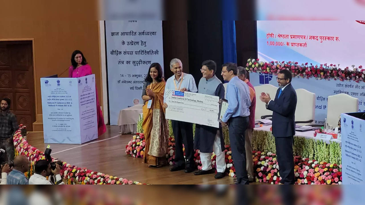 Piyush Goyal presenting the award