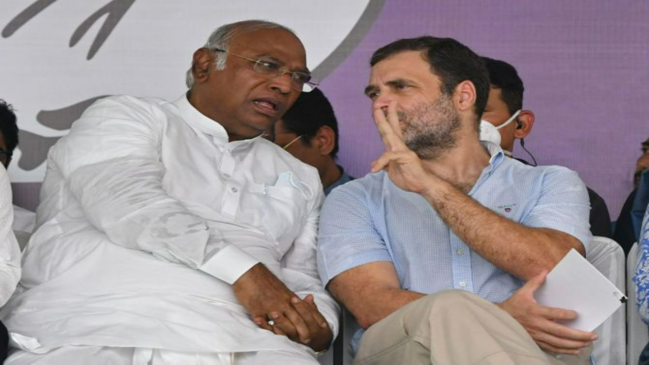 Mallikarjun Kharge with Rahul Gandhi