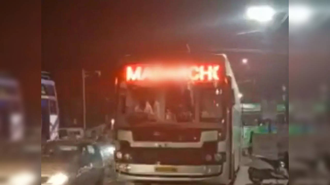 Revenge served cold: Bus conductor hacks LED display board on Satna-Indore bus to abuse owner in MP | Screenshot from video by @Roshan_Abbas_/Twitter