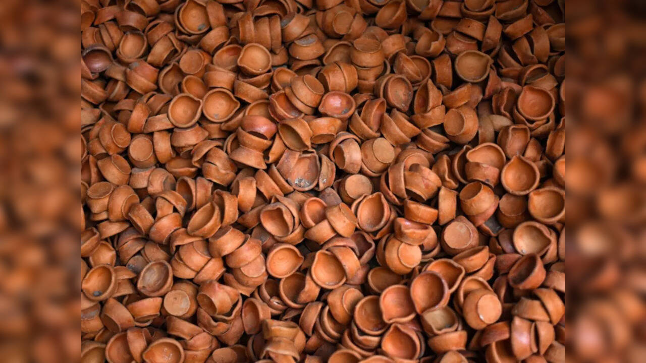 Diwali 2022 Agra jail inmates to make 1 lakh diyas from cow dung to