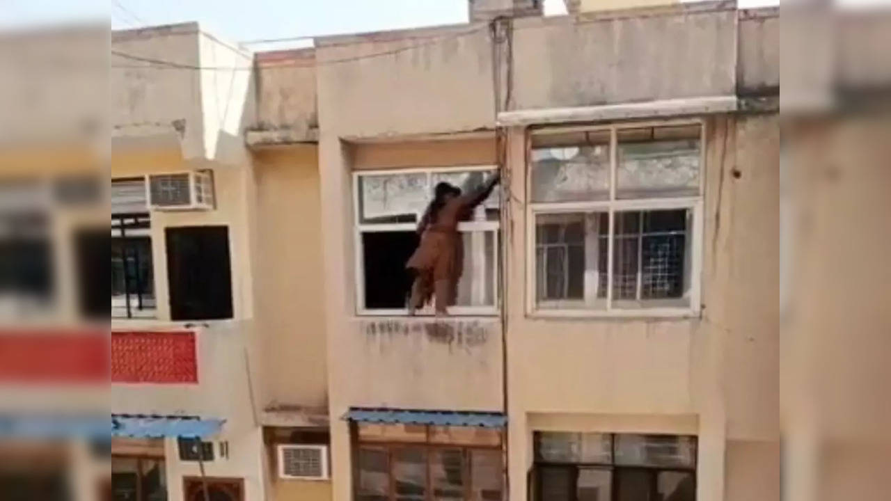 A Ghaziabad woman risks her life to cleans her fourth floor window panes | Screenshot