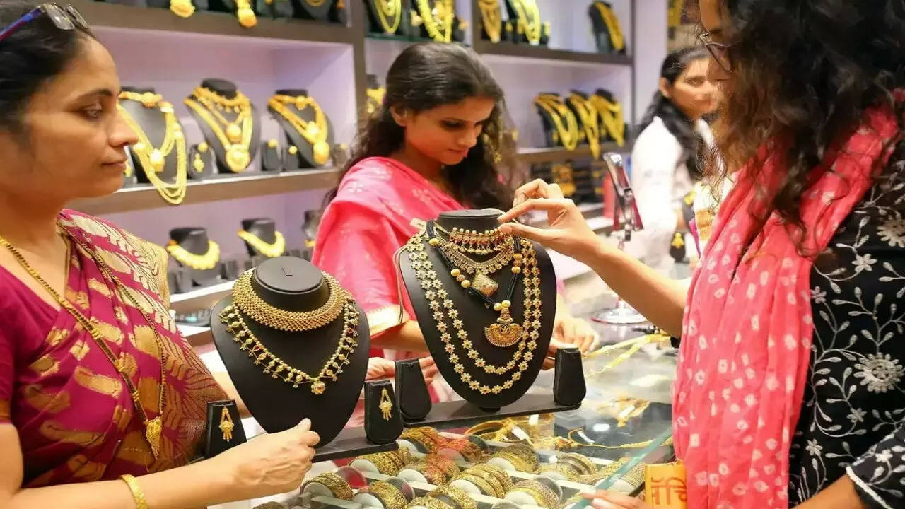 Buying Gold On Dhanteras? Check Top Offers From Tanishq, Kalyan ...