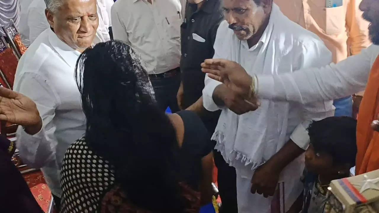 Karnataka ​Minister V Somanna slaps a woman