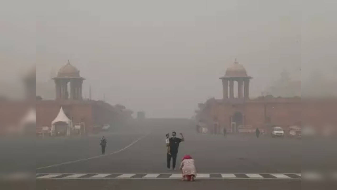 New Delhi: Delhi air quality turns hazardous after Diwali on Friday, November 05, 2021. (Photo: Wasim Sarvar/IANS)