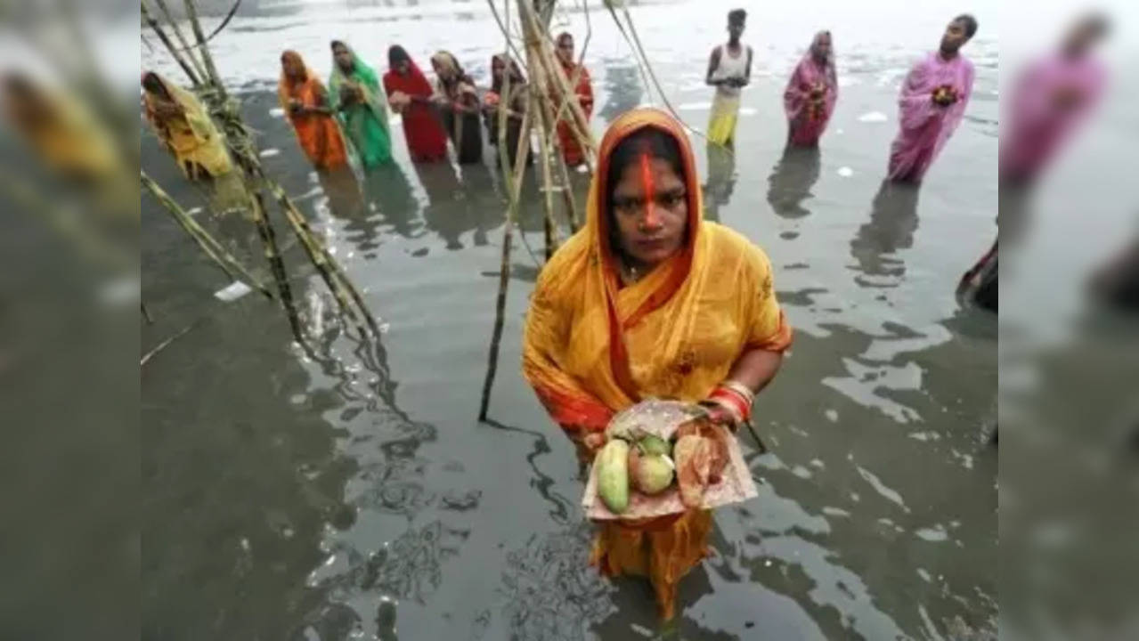 Delhi: Devotees perform rituals in the Yamuna river, covered by chemical foam caused due to industrial and domestic pollution, during Chhath Puja festival in New Delhi,on Thursday, November 11, 2021.(Photo: Wasim Sarvar/IANS)