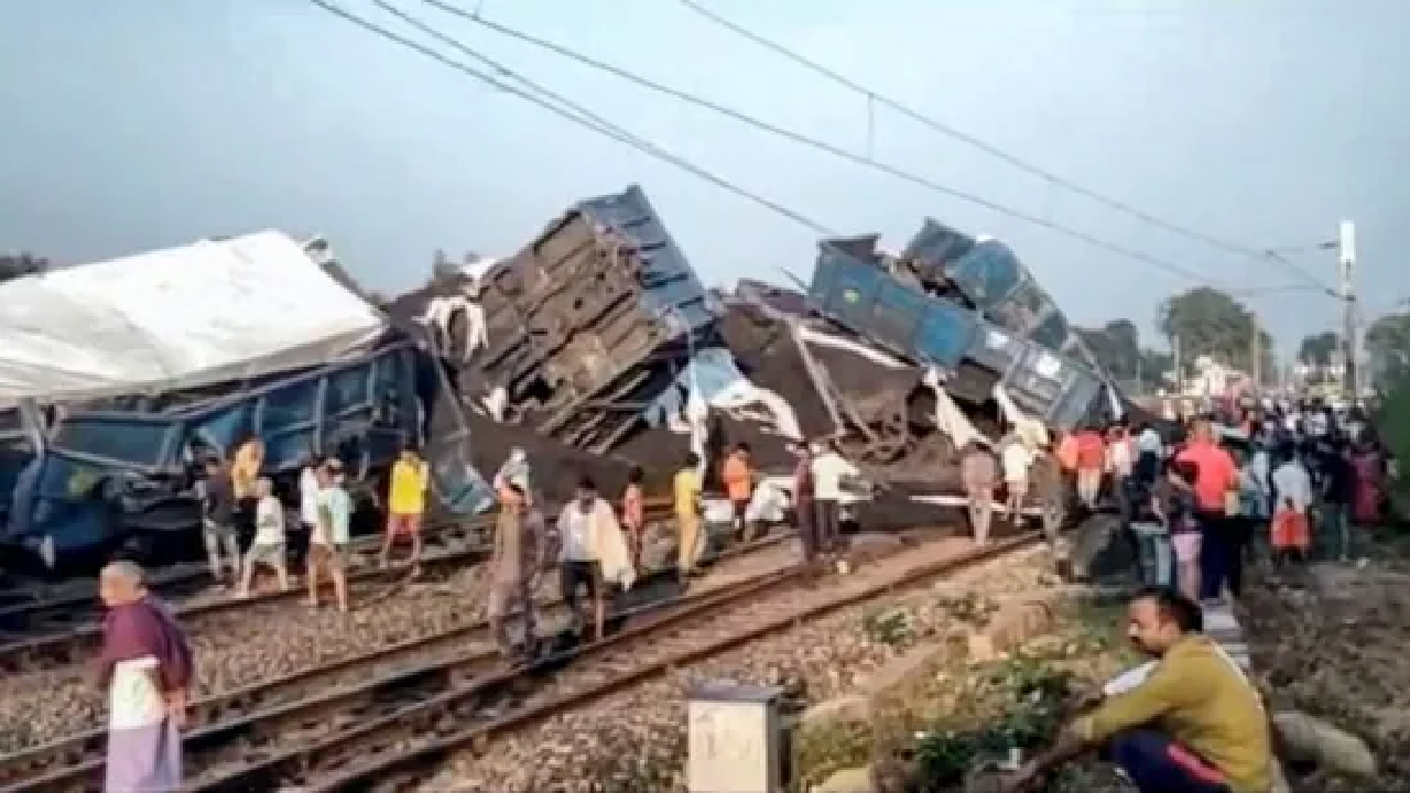 Dhanbad: Restoration work underway after coal wagons of a goods train derailed between Koderma and Manpur railway section, in Jharkhand's Dhanbad division, Wednesday, Oct. 26, 2022.(PTI)