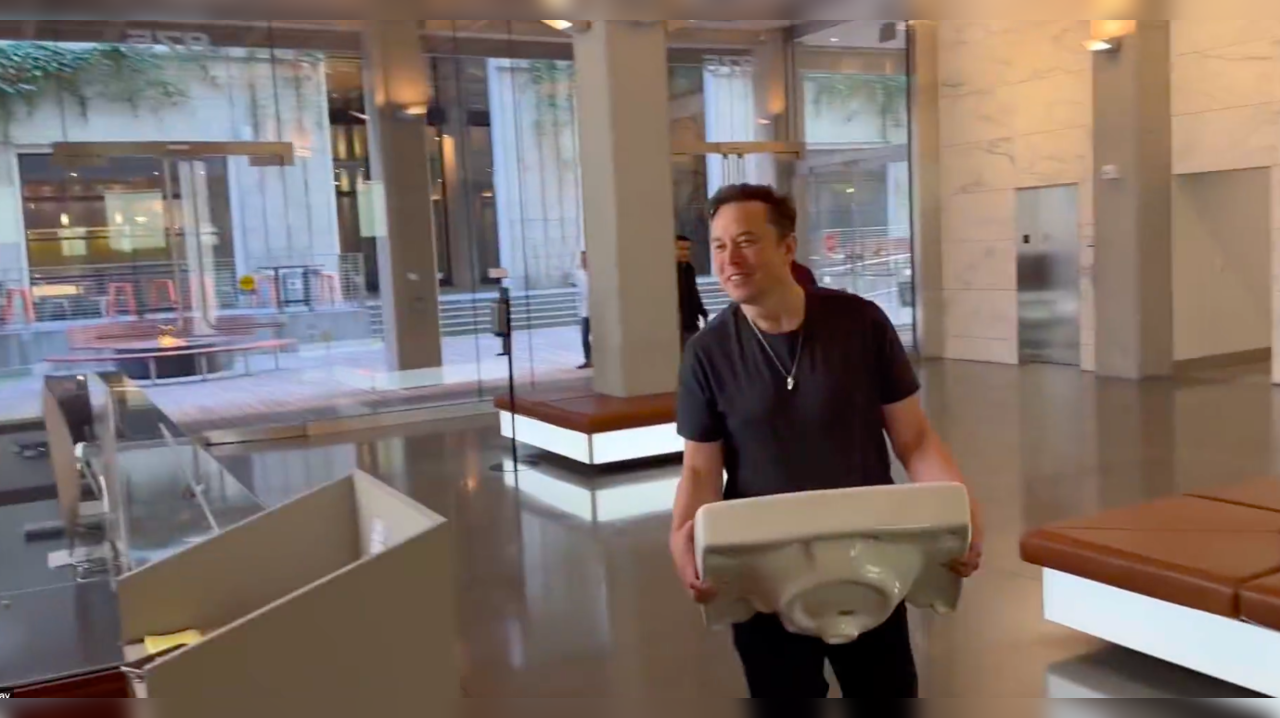 Elon Musk enters Twitter headquarters carrying a sink