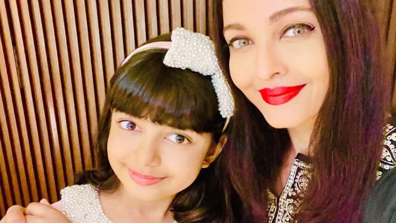 Aishwarya Rai, Abhishek Bachchan's daughter Aaradhya sweetly interacts with paps at the airport, here's what she said - WATCH