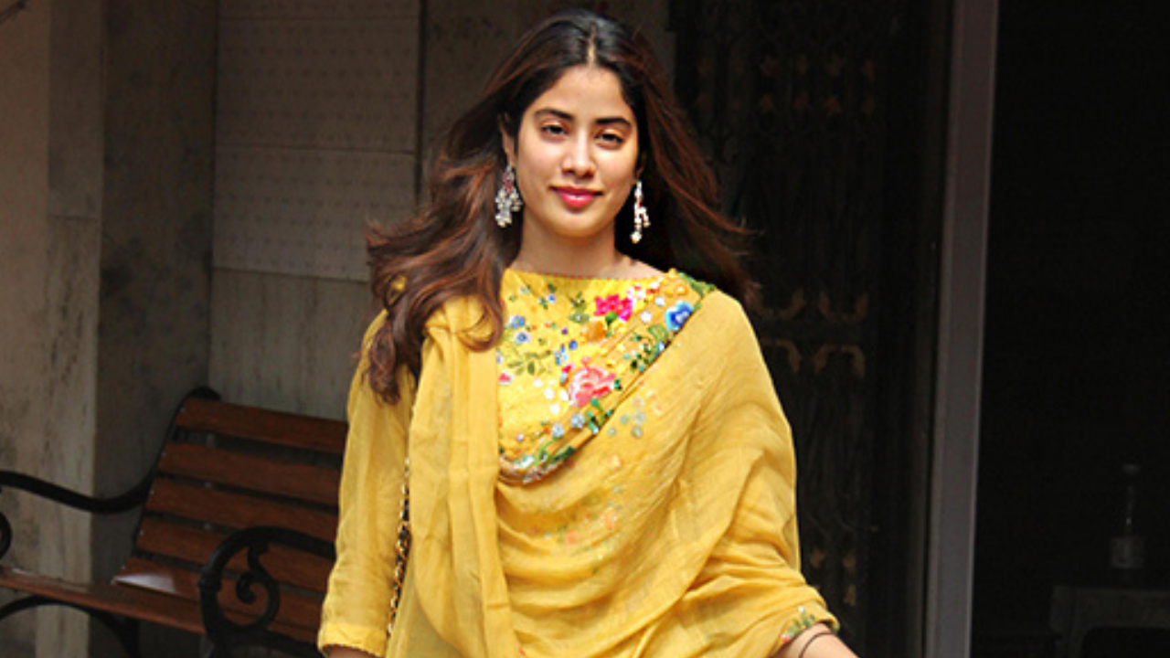 Janhvi Kapoor's breezy floral printed ethnic outfit worth Rs 14,000 is perfect for a office party