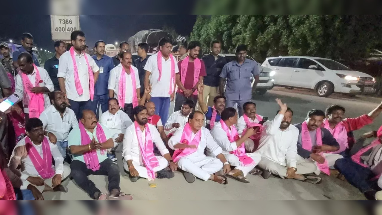 ​TRS MLAs stage protests against 'poaching' attempts by BJP