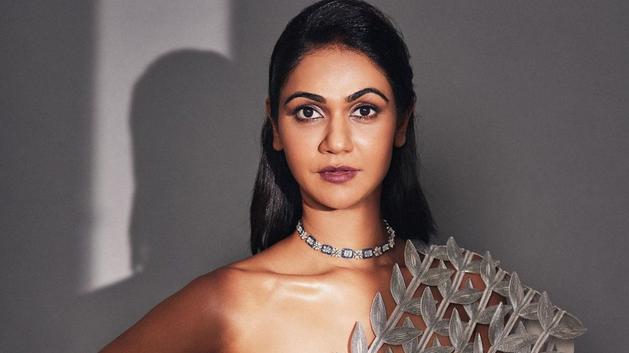 Allu Arjun's wife Sneha Reddy is an absolute stunner in structured silver saree worth Rs 1.7 lakh