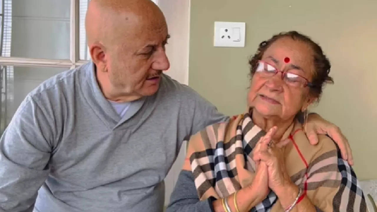 Anupam Kher with his mother Dulari Kher