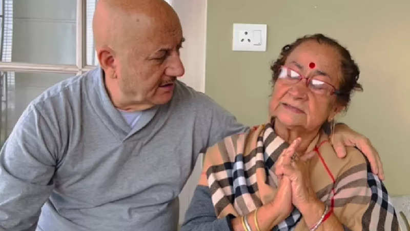 Anupam Kher with his mother Dulari Kher