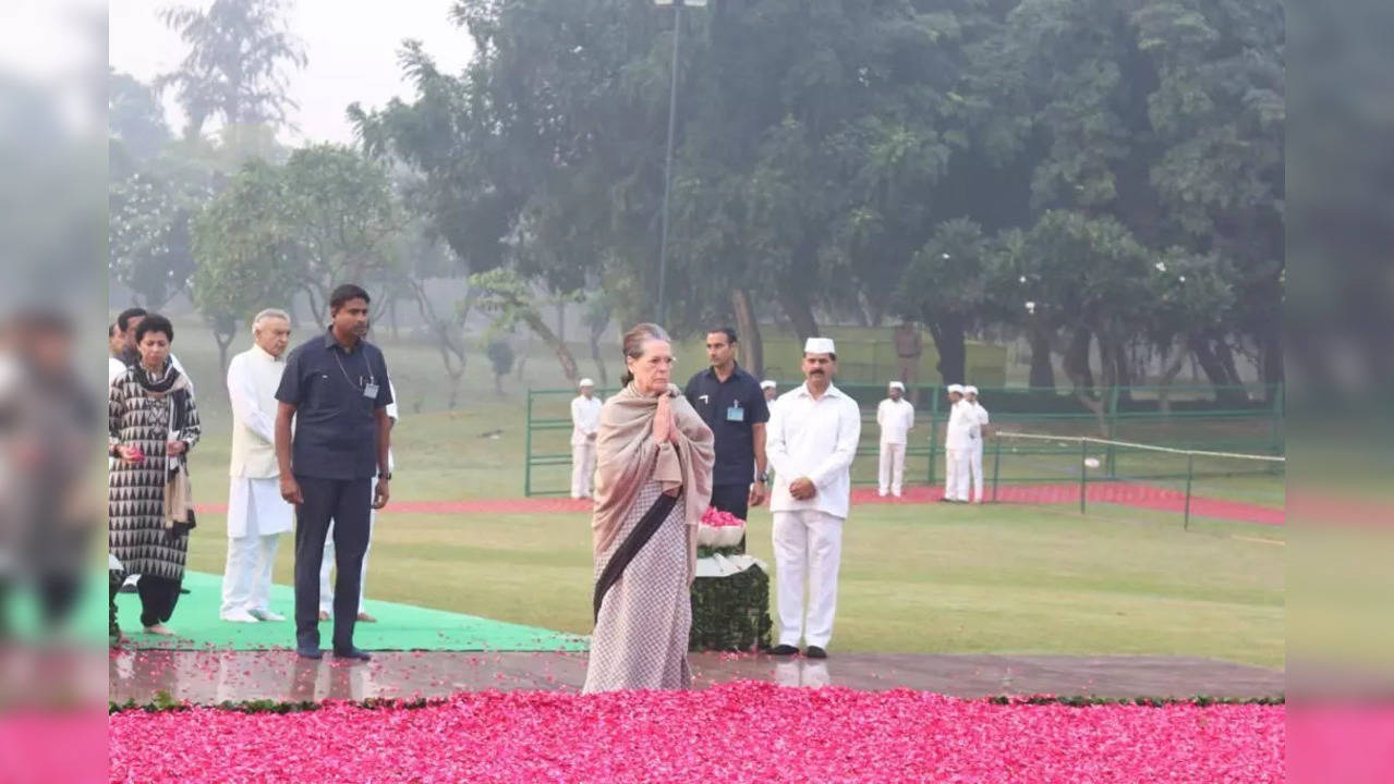 Sonia Gandhi pays tribute to Indira Gandhi