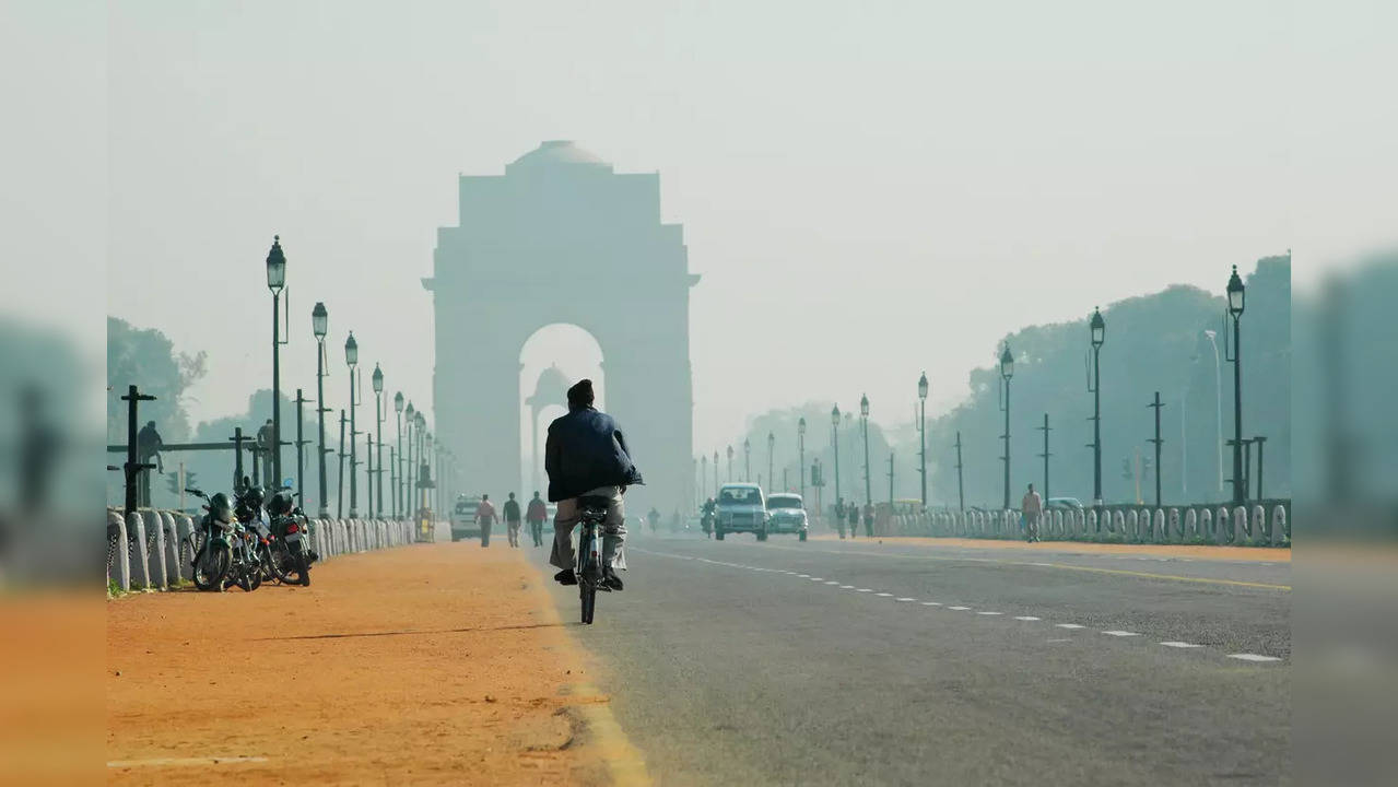 Delhi: Air quality slightly improves in national capital, pollution level set to go down further