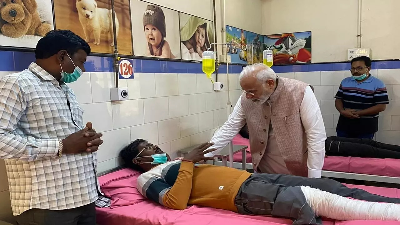 Gujarat bridge collapse  - PM Modi visits accident site in Morbi meets injured at hospital