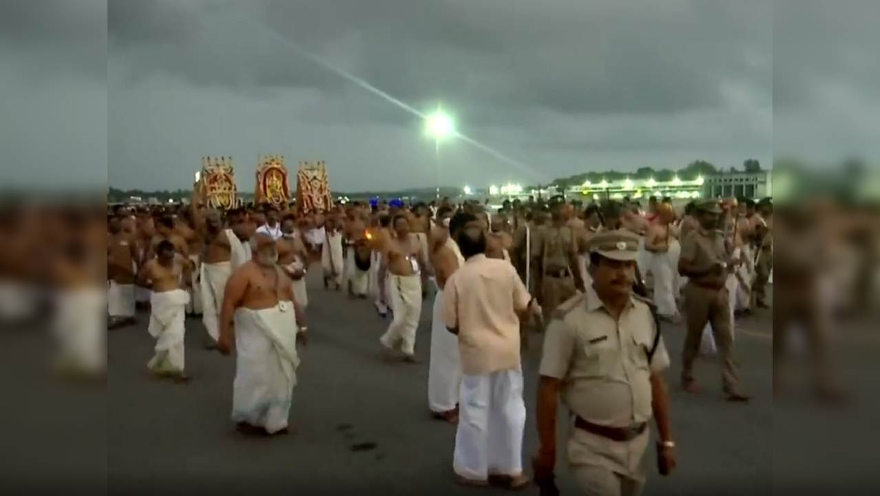 Alpasi Arattu procession of Sree Padmanabhaswamy Temple passed through the Thiruvananthapuram airport today