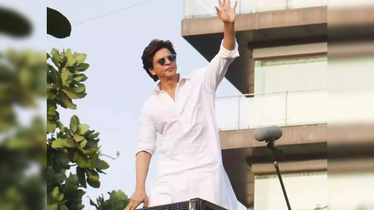 Ahead of Shah Rukh Khan's birthday, fans throng his Mumbai home Mannat to  get a glimpse of King Khan - watch | Entertainment News, Times Now