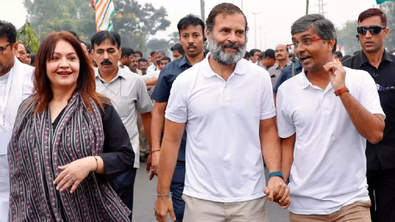 ​Actor-filmmaker Pooja Bhatt joins Rahul Gandhi for Bharat Jodo Yatra in Hyderabad​