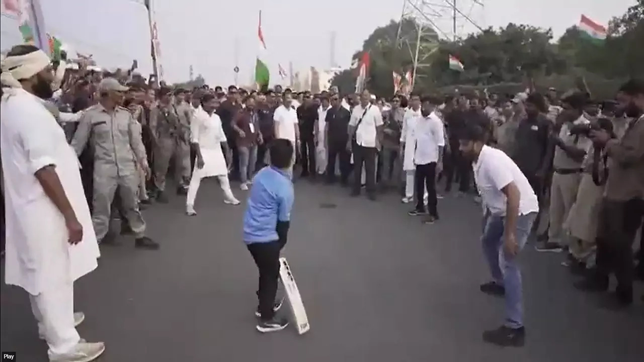 Rahul Gandhi playing cricket